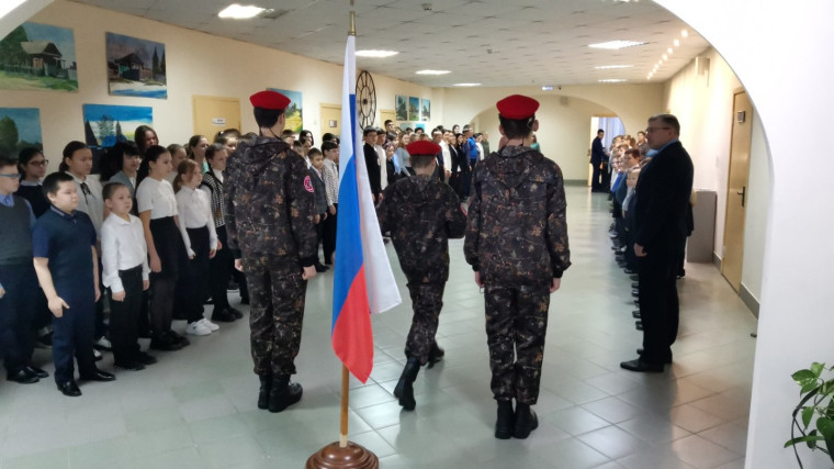 Еженедельная церемония поднятия флага Российской Федерации в СОШ с.Полноват.