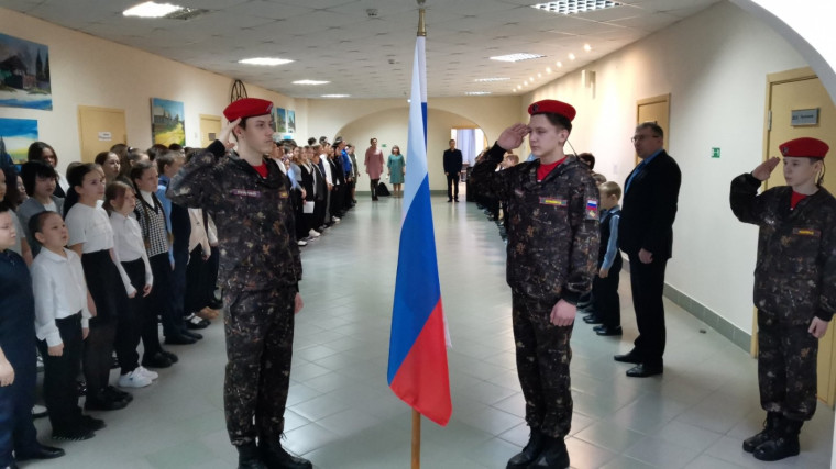 Еженедельная церемония поднятия флага Российской Федерации в СОШ с.Полноват.
